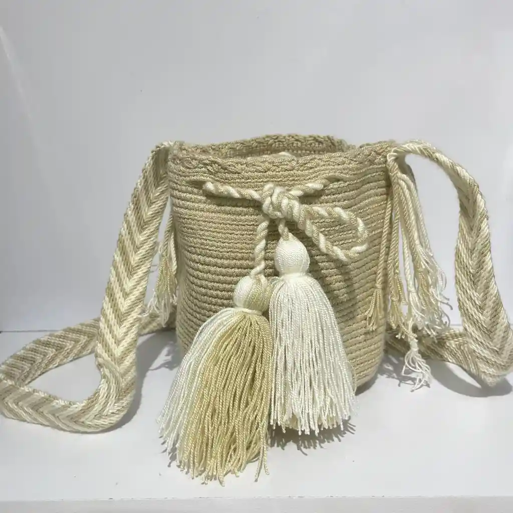 Mochila Wayuu Pequeña Lisa Con Asa Tejida ✨