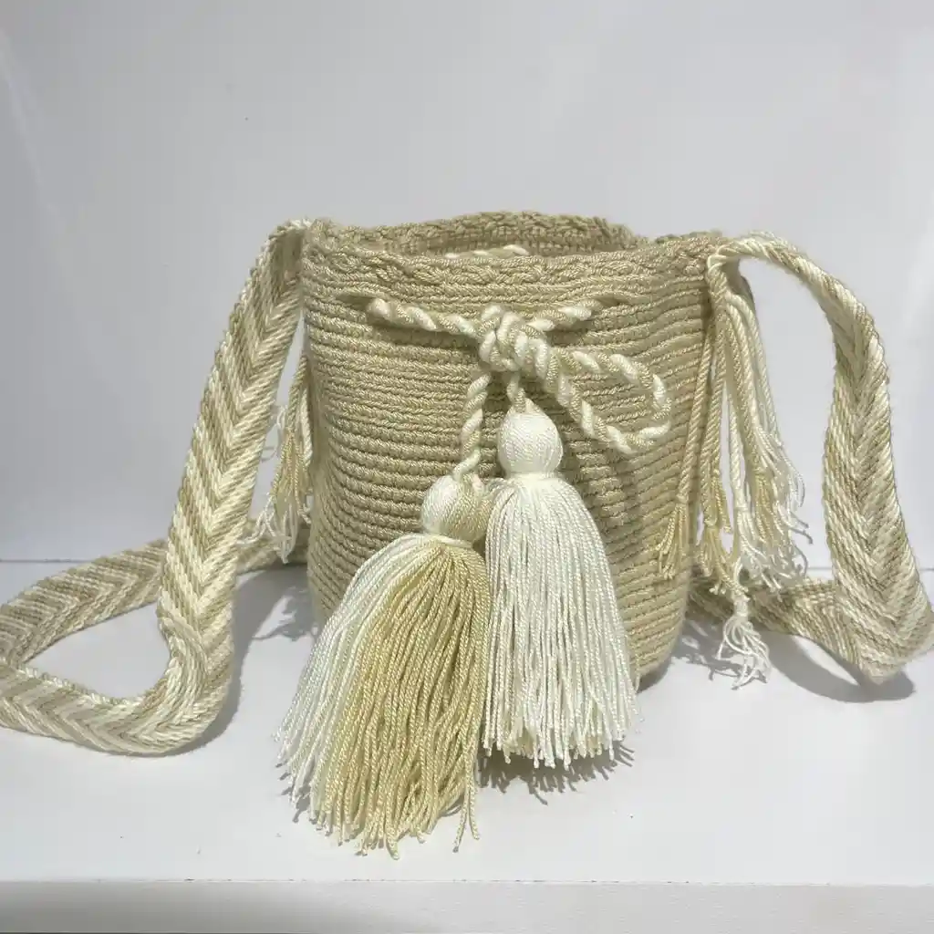 Mochila Wayuu Pequeña Lisa Con Asa Tejida ✨