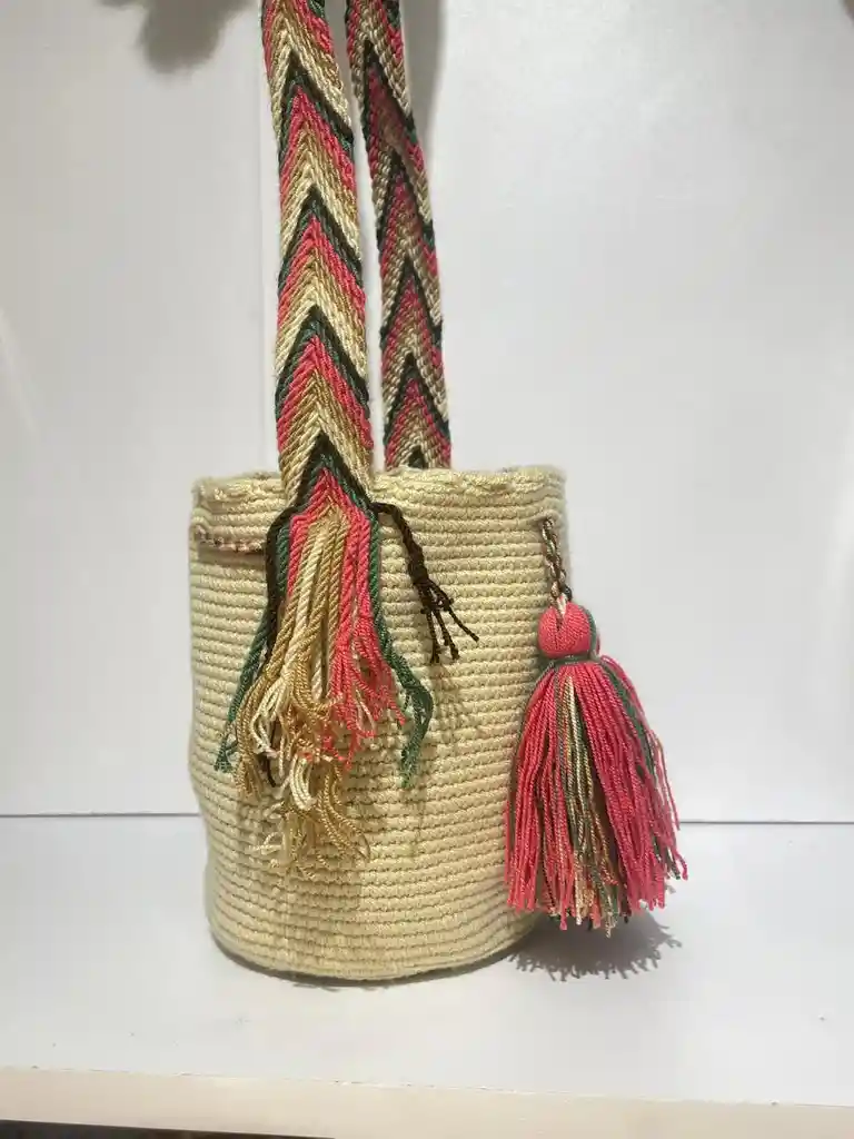 Mochila Wayuu Pequeña Lisa Con Asa Tejida ✨