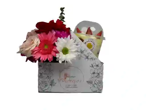 Flores Rojas Y Rosdas En Caja Y Fresas Con Crema
