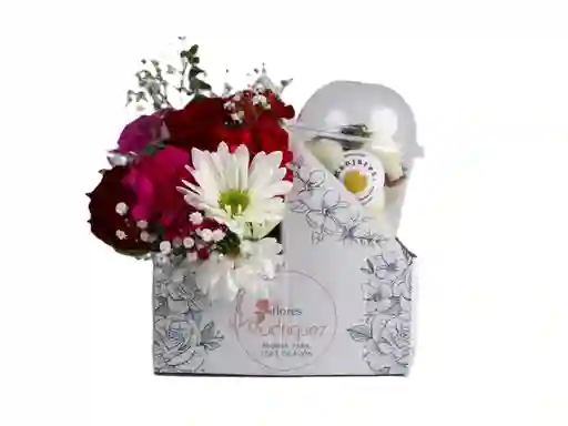 Flores Rojas Y Rosadas En Caja Y Fresas En Chocolate Blanco