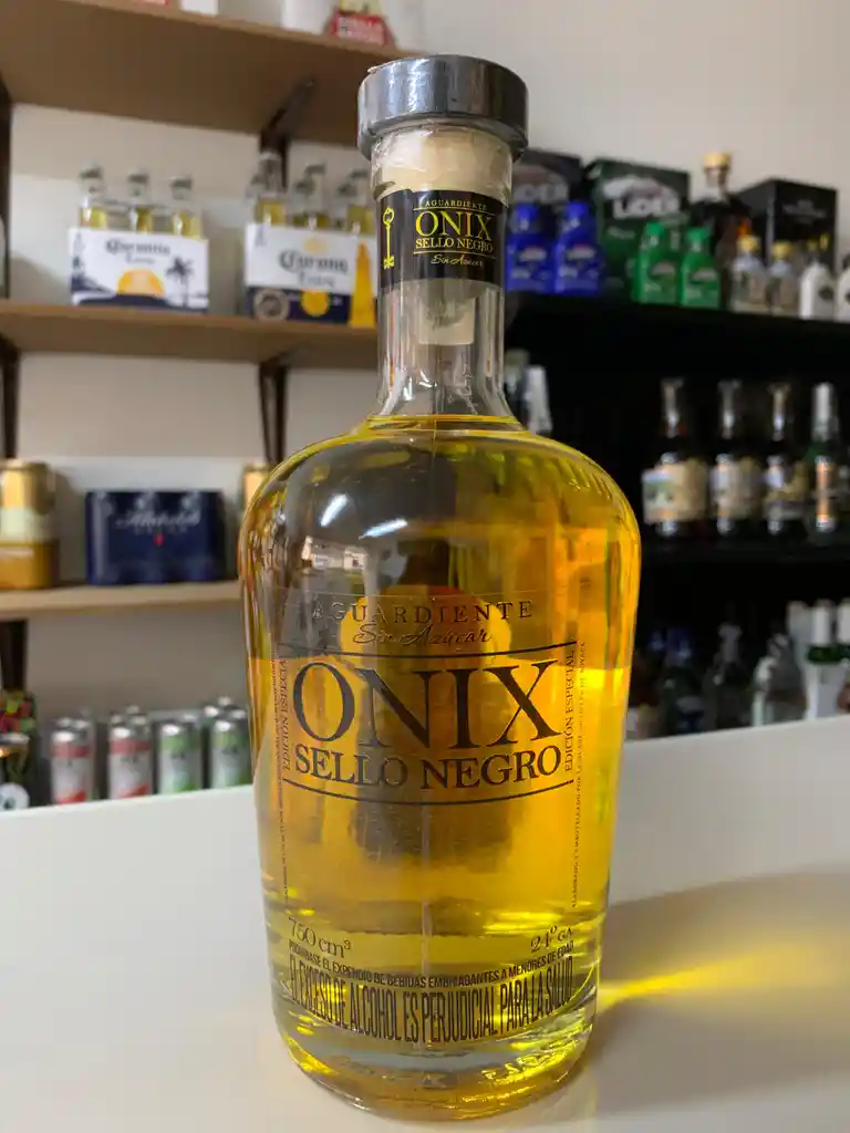 Aguardiente Amarillo Sin Azúcar Onix Sello Negro (750 Ml)