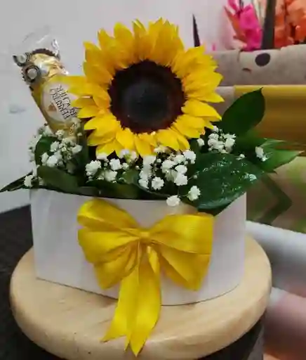 Ramo De Girasoles En Una Caja En Forma De Corazón Color Negro Y Chocolates Ferrero