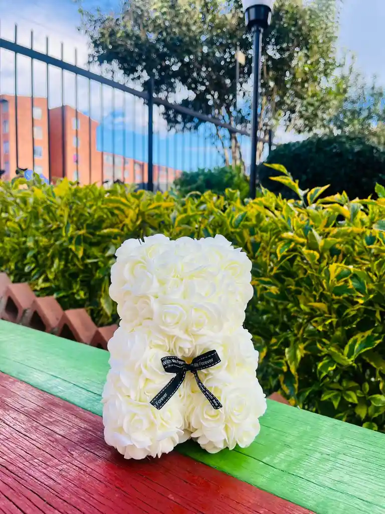 Oso Blanco Pequeño De Flores Eternas
