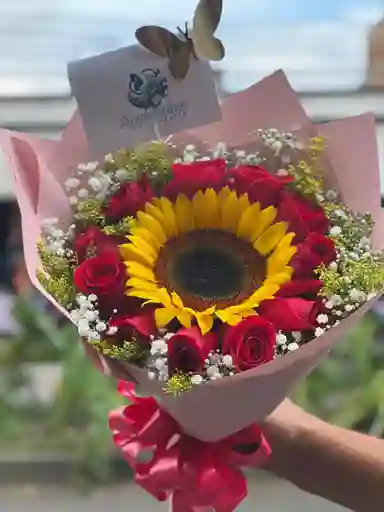 Arreglo Floral De 12 Rosas Y Girasol.