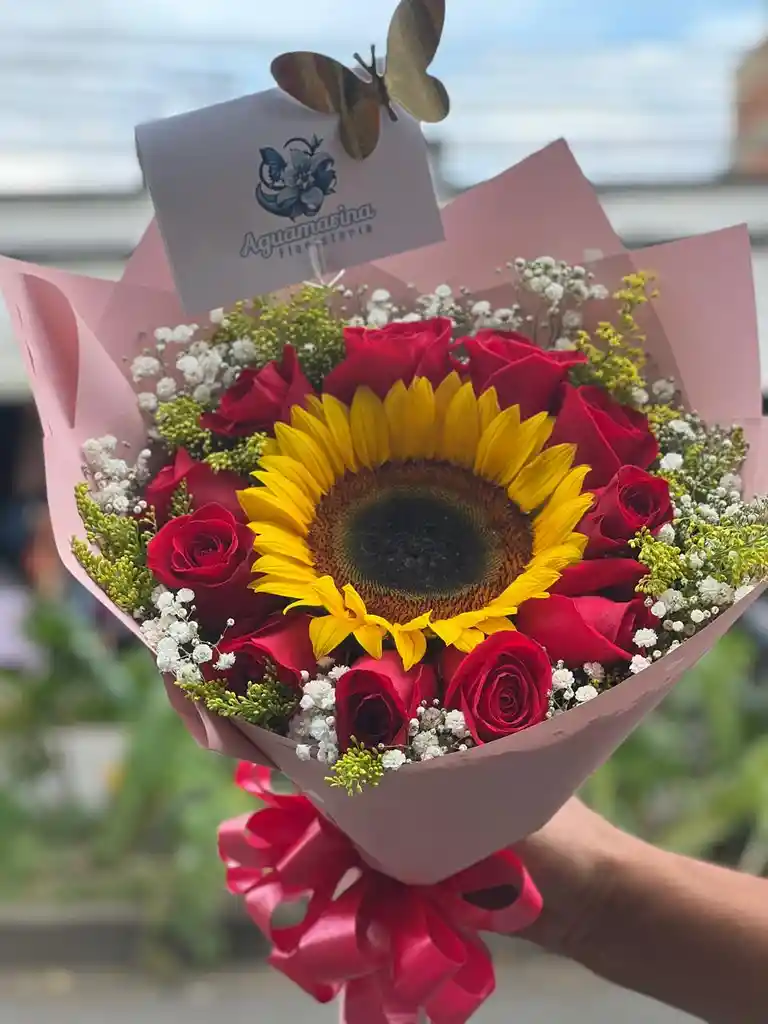 Arreglo Floral De 12 Rosas Y Girasol.