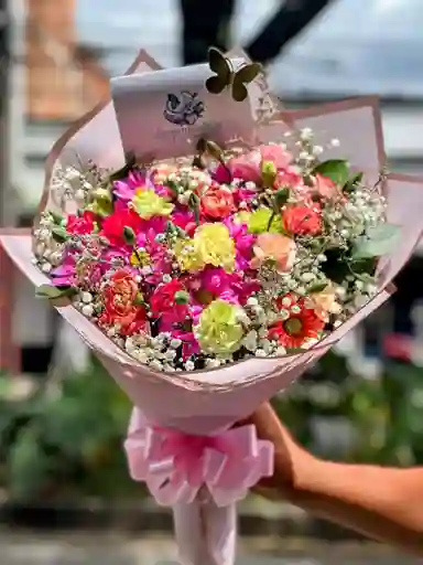 Margaritas Y Claveles De Colores Surtidos Y Follajes