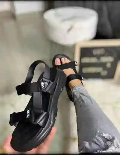 Sandalias Deportivas Para Dama Oscuras Talla 40