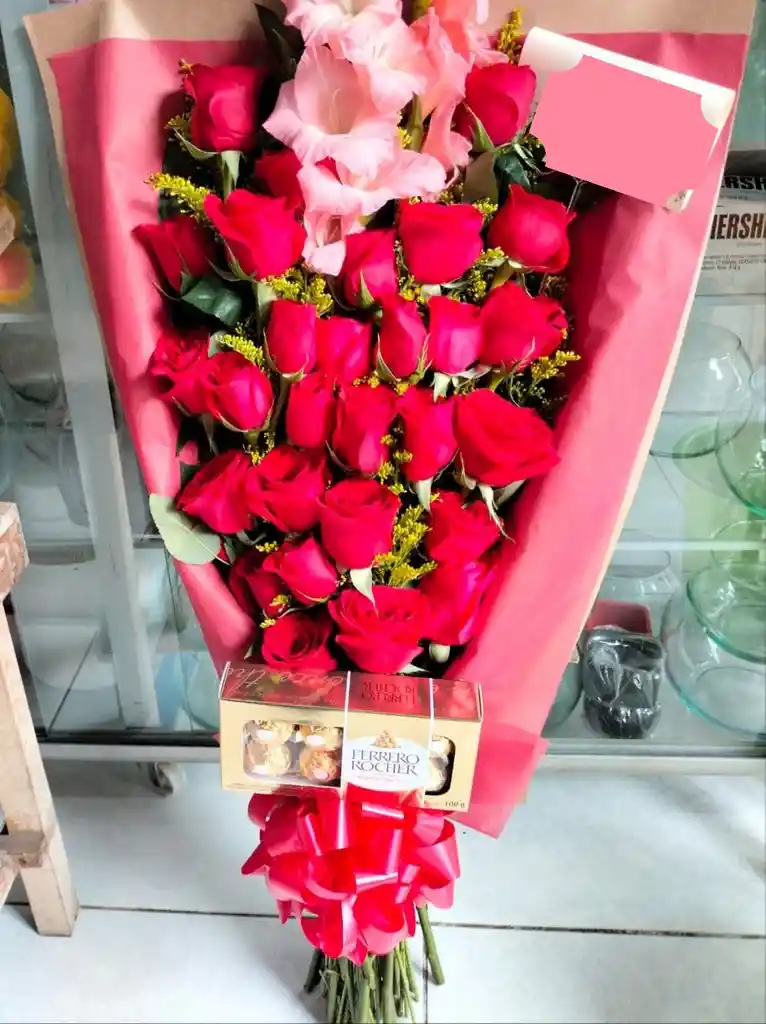 Engalanado De Rosas Con Chocolate Ferrero