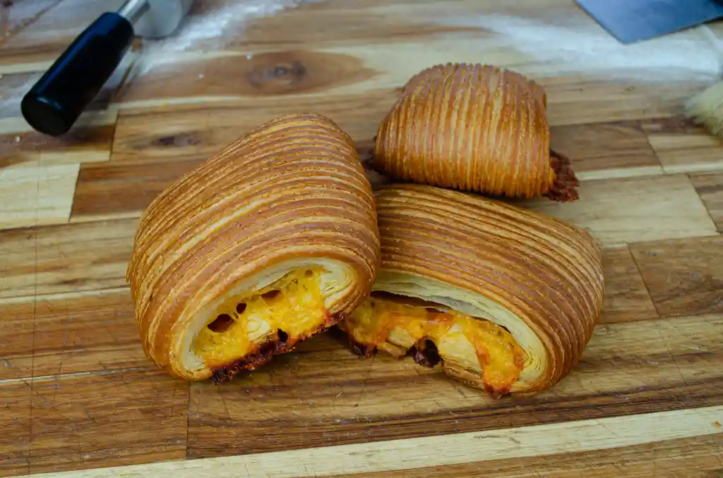 Pan Suisse De Cheddar Y Peperoni