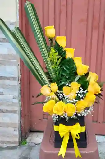 Rosas Amarillas En Forma De Medía Luna En Base Cuadrada