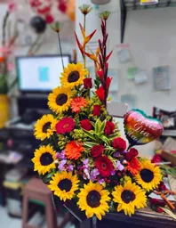 Ramo Grande En Media Luna Con Rosas, Gerberas, Girasoles Y Globo Decorativo