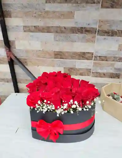 Ramo De Rosas Rojas En Caja Con Forma De Corazón