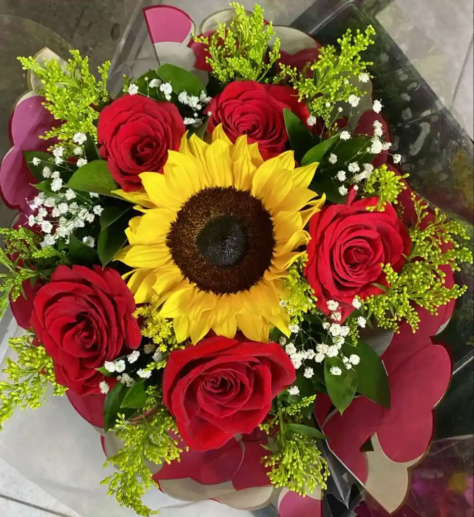 Bouquet Rosas Rojas Y Girasol