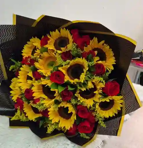 Ramo Grande De Rosas Y Girasoles