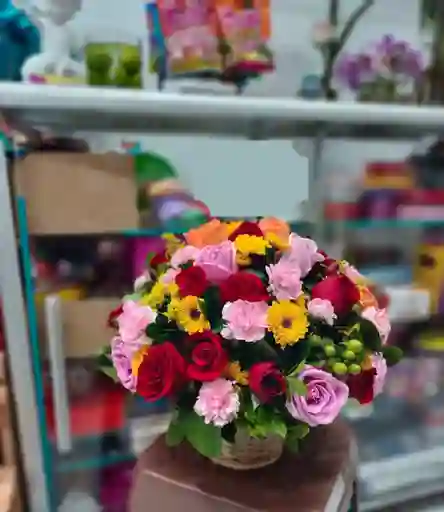 Rosas De Colores En Base De Canasta