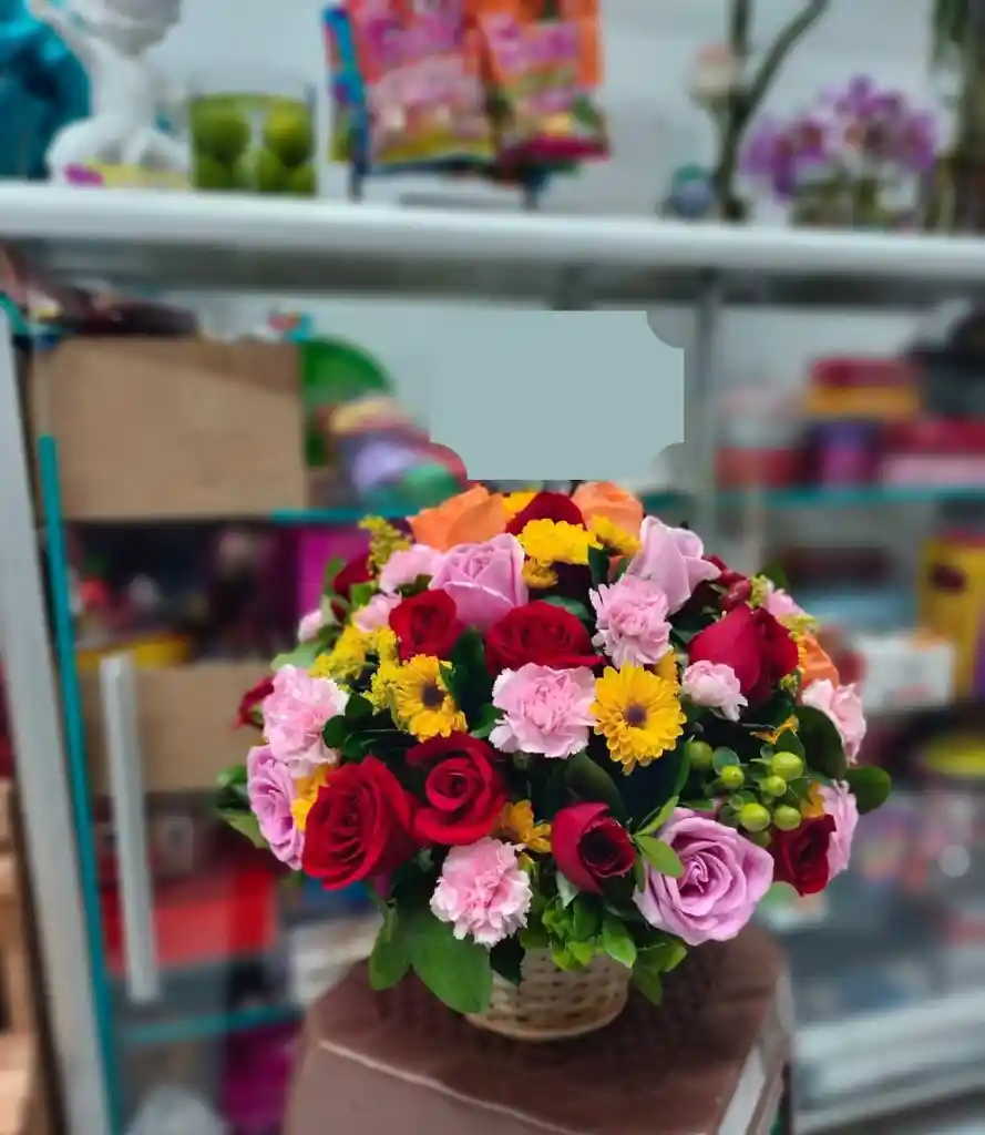 Rosas De Colores En Base De Canasta