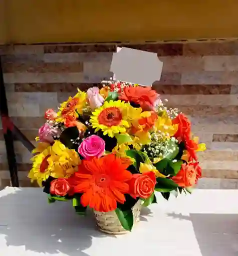 Ramo De Flores Colorido En Base De Canasta