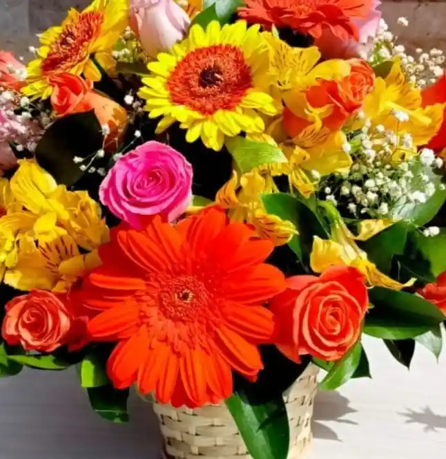 Ramo De Flores Colorido En Base De Canasta