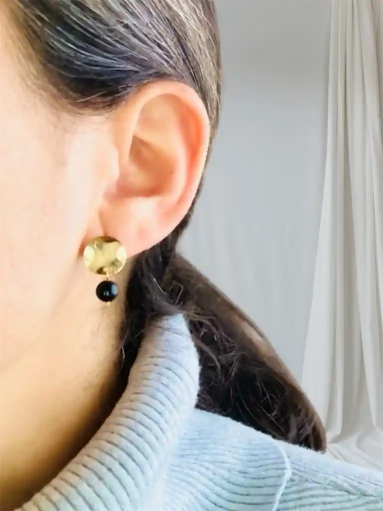Aretes Clásicos Dorados Y Piedra Obsidiana