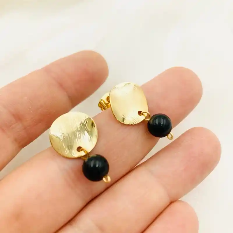 Aretes Clásicos Dorados Y Piedra Obsidiana