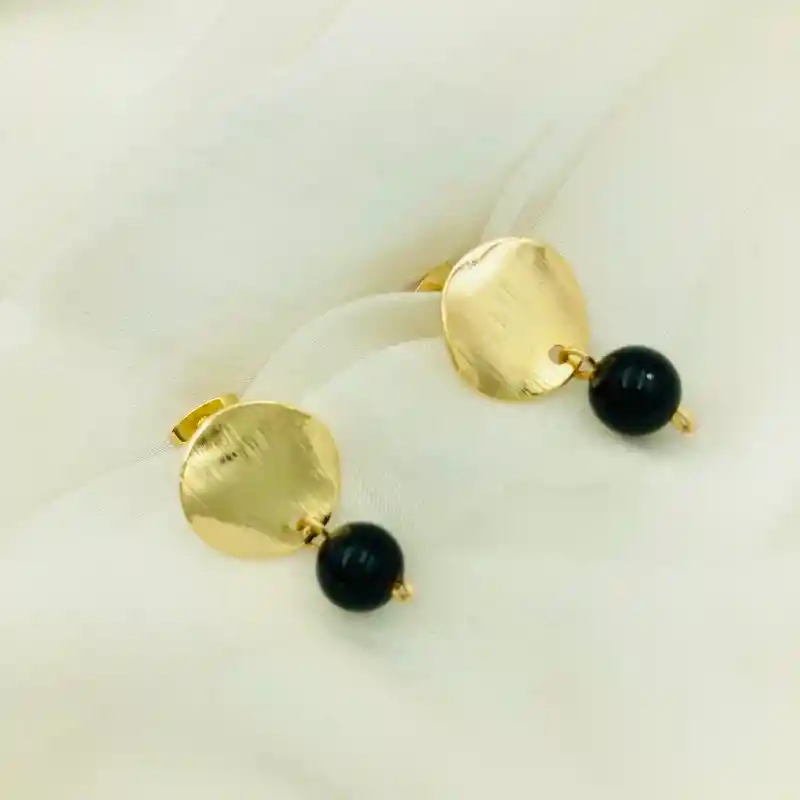 Aretes Clásicos Dorados Y Piedra Obsidiana