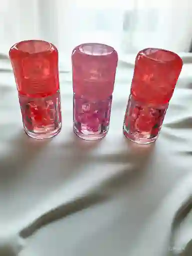 Brillo Labial Roll-on Aromatizado Con Esencias Frutales Y Efecto Hidratante Grande