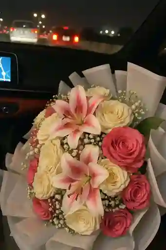 Bouquet De Rosas Y Lirios – Elegancia Pura