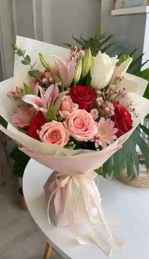 Bouquet De Lirios, Rosas Rojas, Margaritas Y Follajes – Armonía Floral