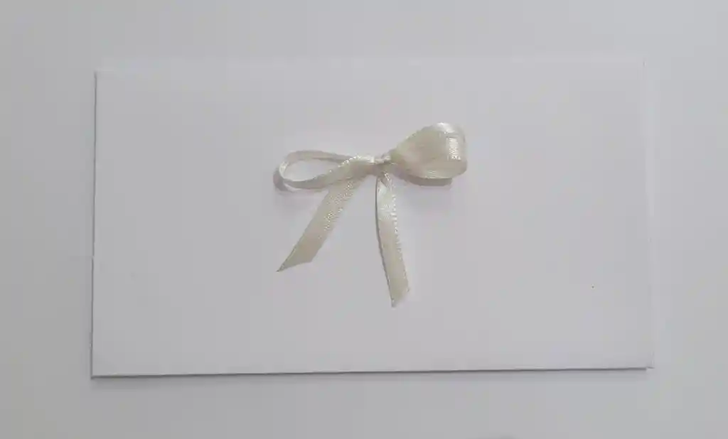 Lluvia De Sobre Blanco Con Lazo En Tela