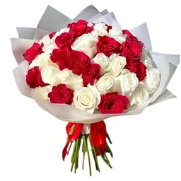 Ramo Floral De Rosas Blancas Y Rojas