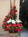 Ramo En Diseño Media Luna Con Rosas Lirios Y Gerberas