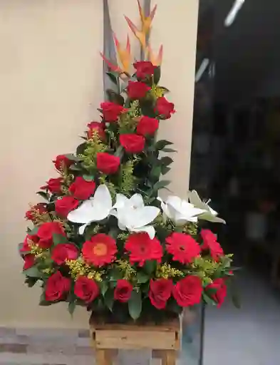 Ramo En Diseño Media Luna Con Rosas Lirios Y Gerberas