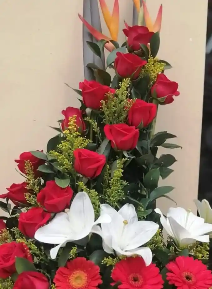 Ramo En Diseño Media Luna Con Rosas Lirios Y Gerberas