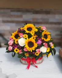 Ramo De Flores Colorido Con Base De Canasta