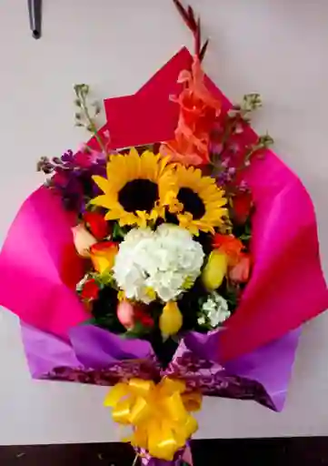 Engalanado De Rosas Y Girasoles