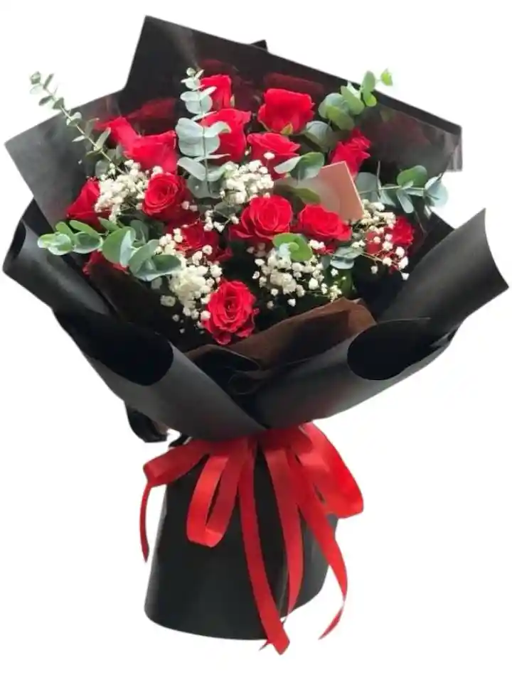 Rosas Rojas En Ramo Y Eucalipto