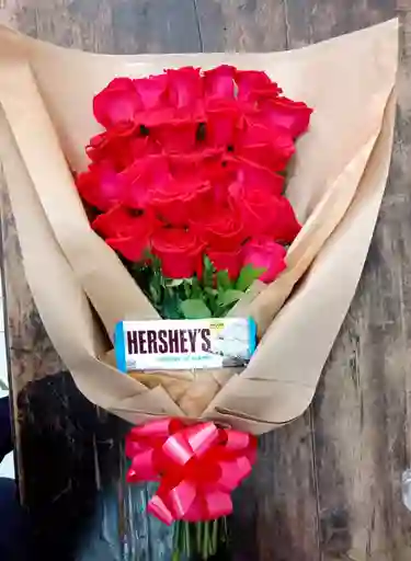 Engalanado De 24 Rosas Y Chocolatina