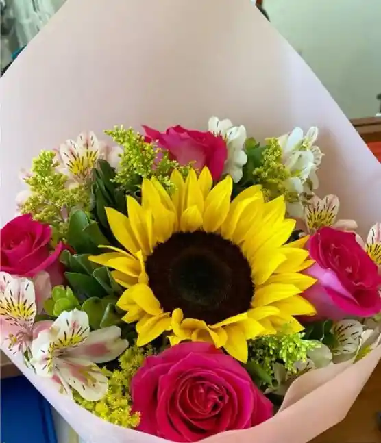Bouquets De Girasol Con 4 Rosas Fucsias