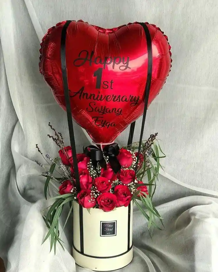 Caja De Rosas Rojas Con Globo De Corazon