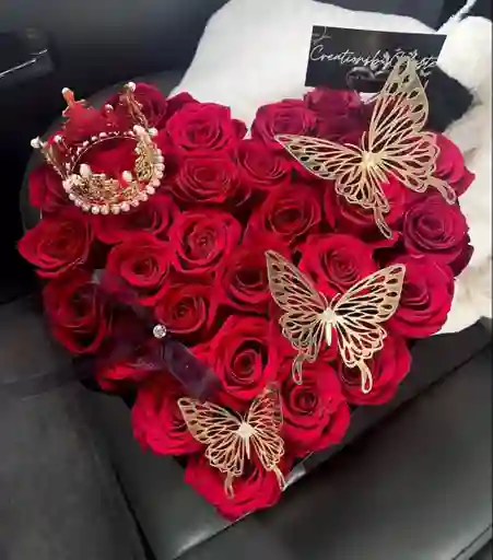 Caja De Corazon Con Rosas Rojas Mariposas Y Corona