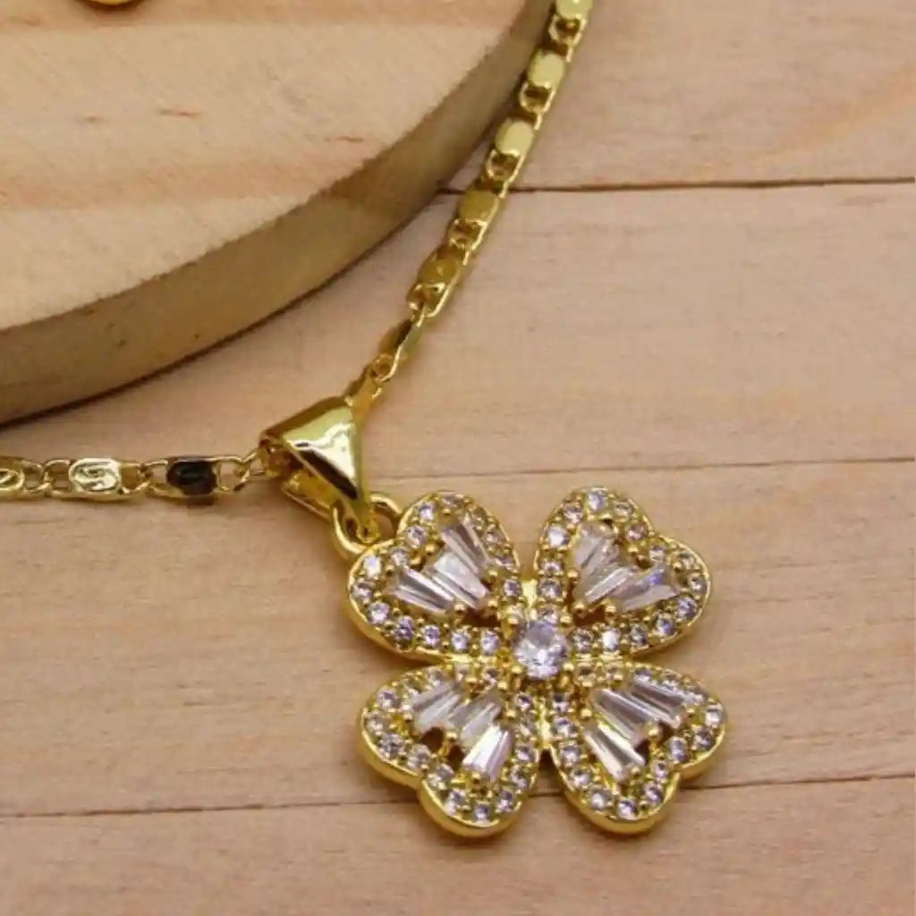 Juego De Collar Y Aretes De Seguridad En Rodio Dorado Flor