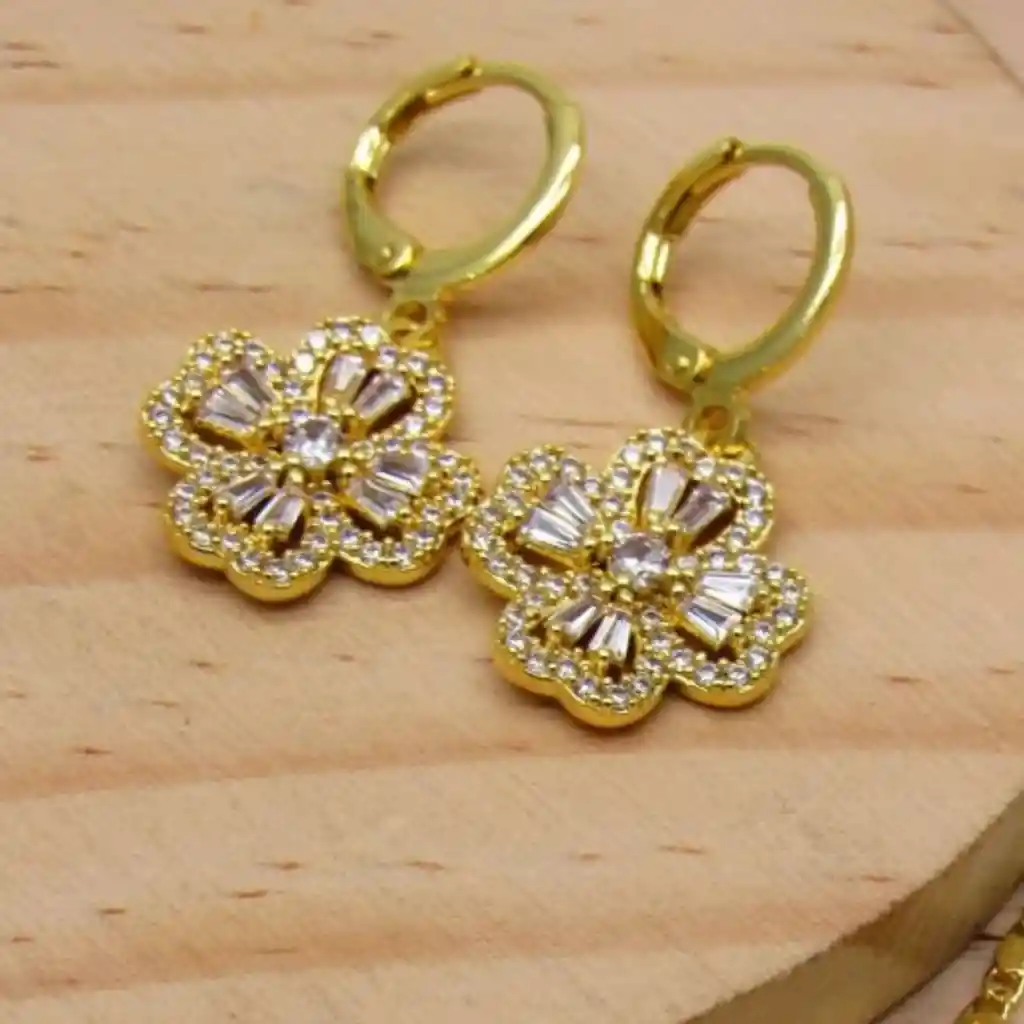 Juego De Collar Y Aretes De Seguridad En Rodio Dorado Flor