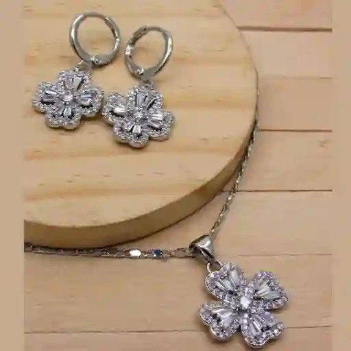 Juego De Collar Y Aretes De Seguridad En Rodio Plateado Flor