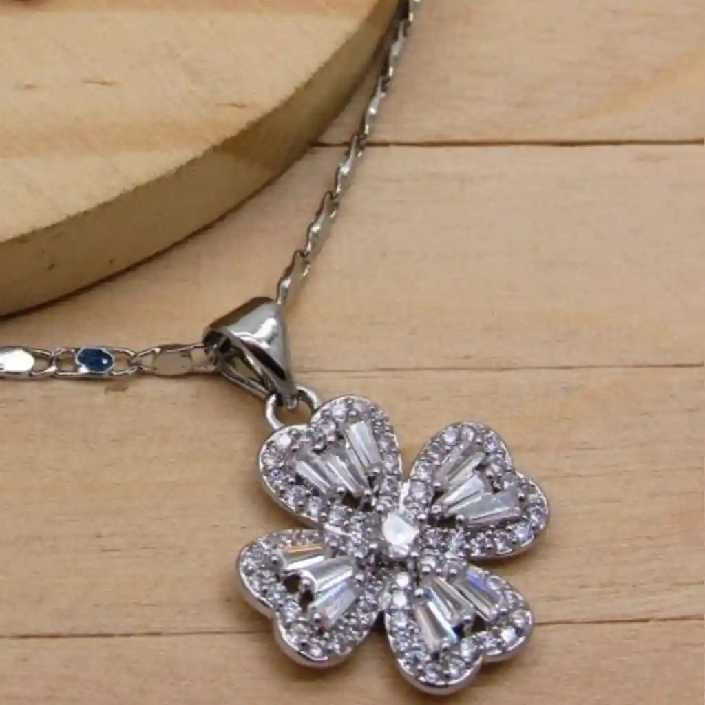 Juego De Collar Y Aretes De Seguridad En Rodio Plateado Flor