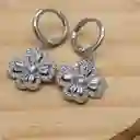 Juego De Collar Y Aretes De Seguridad En Rodio Plateado Flor