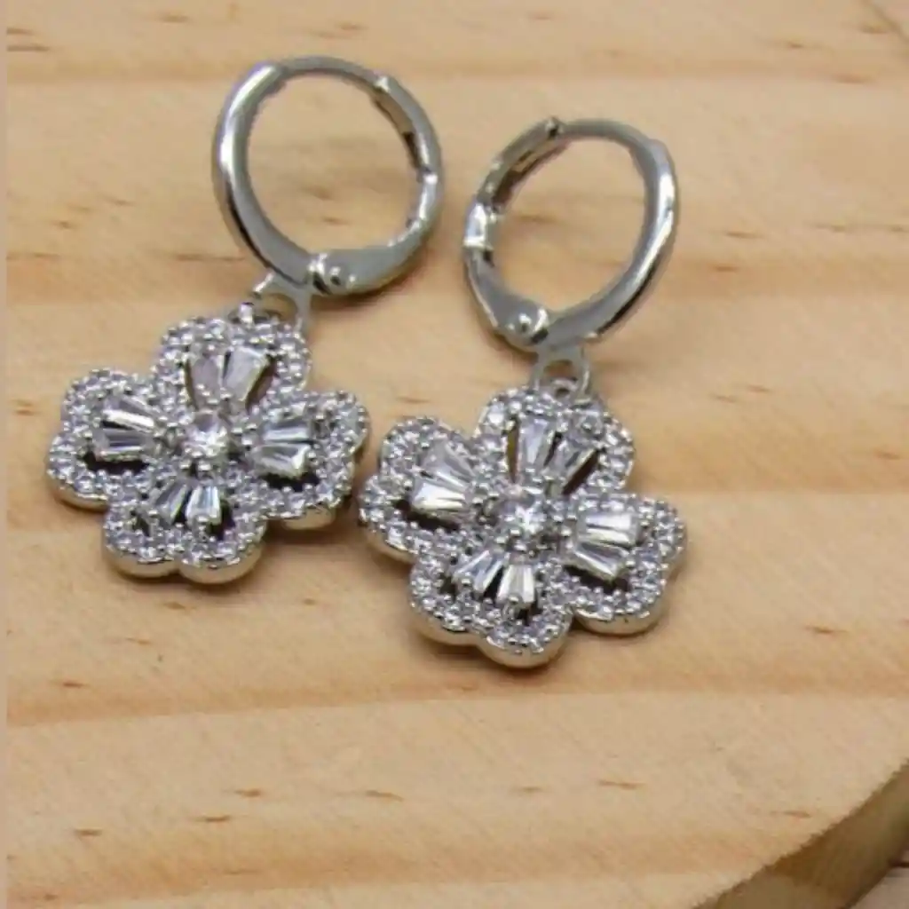 Juego De Collar Y Aretes De Seguridad En Rodio Plateado Flor