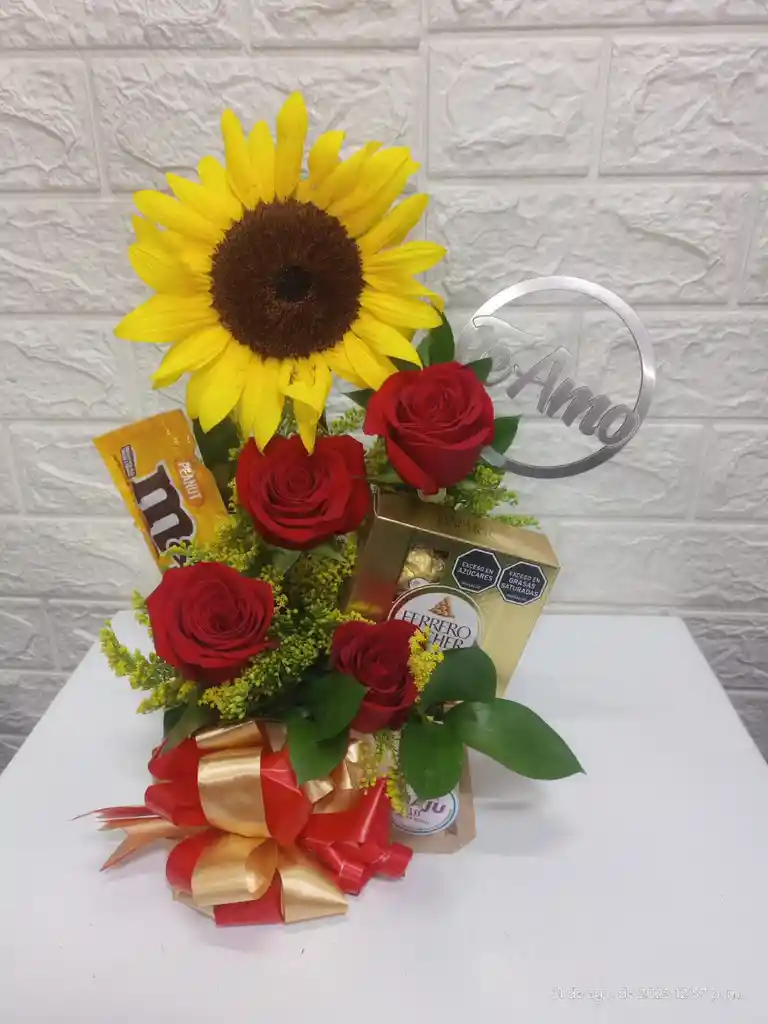 Arreglo Floral De Rosas ( El Color De La Rosa Puee Variar Segun Inventario De La Tienda)