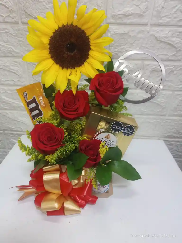 Arreglo Floral De Rosas ( El Color De La Rosa Puee Variar Segun Inventario De La Tienda)