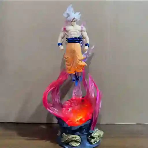 Figura Coleccionable Goku Ultra Instinto Con Base De Luz – 25 Cm